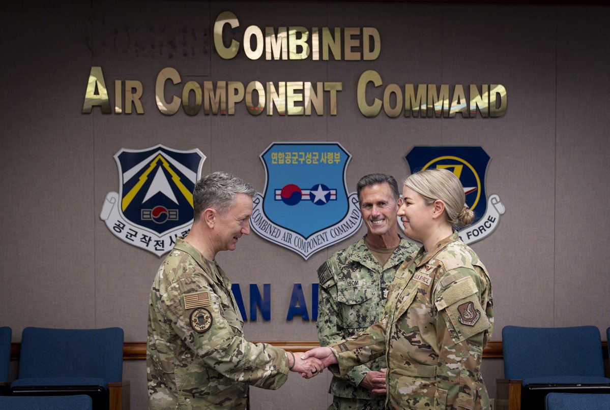 thejointstaff's tweet image. During their trip to #SouthKorea, General Dan Caine and SEAC Isom met with troops stationed at @USForcesKorea. These dedicated men and women play a pivotal role in maintaining the Korean Armistice Agreement of 1953, ensuring continued stability and prosperity across the region.