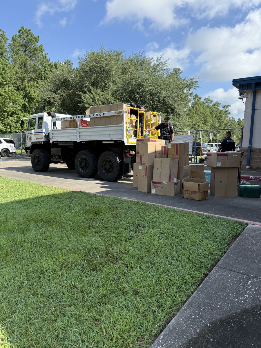 HCSO D2 staff hard at work loading supplies for the Kerr County relief effort.