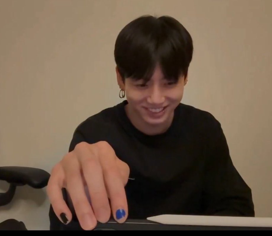 손톱이랑 눈마주칠때마다 걍ㅈㄴ우낌 
벗겨진거보니까 매니큐어 같은데 엄마꺼 몰래 훔쳐 쓴 초딩같고 걍개웃김