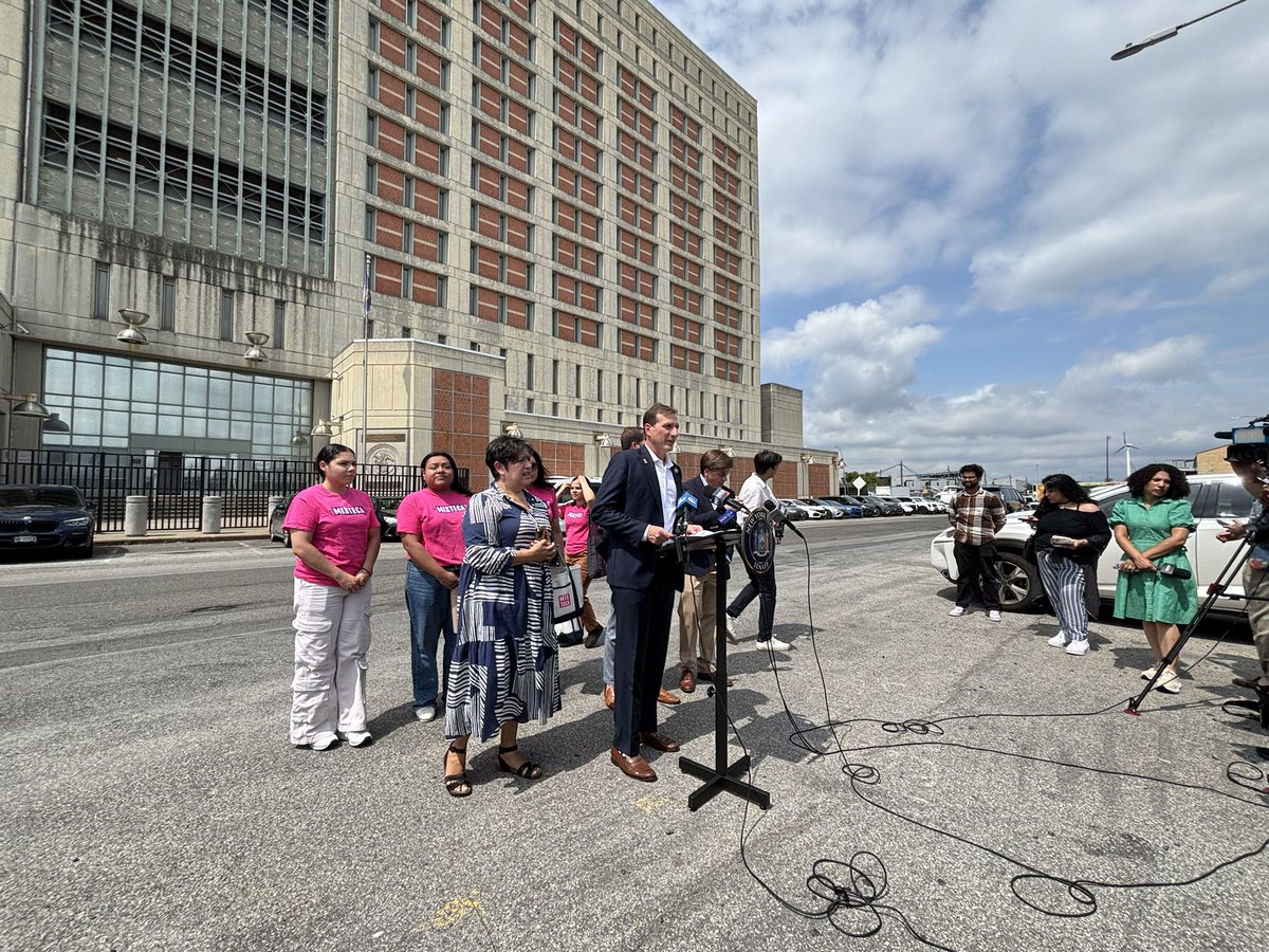 andrewsiff4NY's tweet image. NEW:”An increasingly urgent and dangerous situation.” @danielsgoldman says the detention of immigrants who are here legally — at the MDC in Brooklyn —has escalated. #NBC4NY