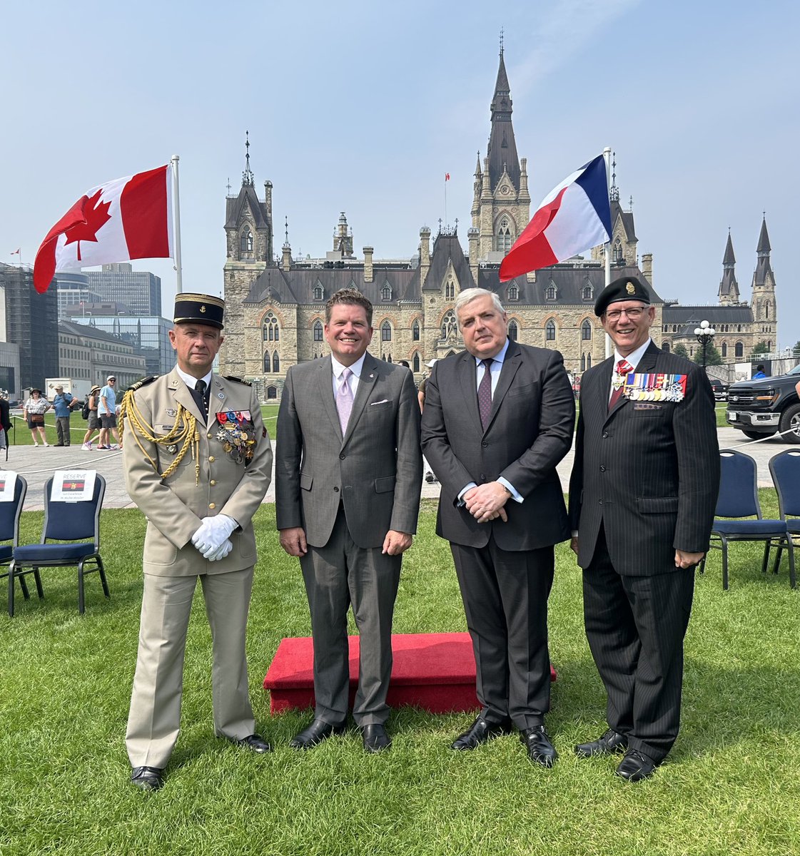 Steve Desroches (@stevedesroches) on Twitter photo Splendid Changing of the Guard ceremony by the Ceremonial Guards on Parliament Hill today. A very special tribute to our French friends & allies on Bastille Day. Pleased to join French Ambassador Miraillet <a href="/DrALevesque/">André Levesque</a> & Col. Heluin 🇨🇦🇫🇷 Vive le quatorze juillet! <a href="/franceaucanada/">La France au Canada 🇫🇷 🇪🇺</a> Splendid Changing of the Guard ceremony by the Ceremonial Guards on Parliament Hill today. A very special tribute to our French friends & allies on Bastille Day. Pleased to join French Ambassador Miraillet <a href="/DrALevesque/">André Levesque</a> & Col. Heluin 🇨🇦🇫🇷 Vive le quatorze juillet! <a href="/franceaucanada/">La France au Canada 🇫🇷 🇪🇺</a>