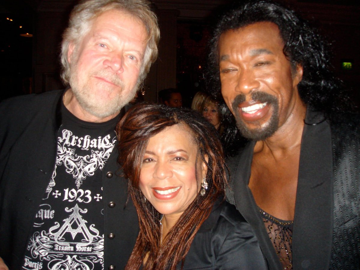 RandysVinylTap's tweet image. #MusicMonday One of the best things about my era of music was so many musicians crossing paths on the same circuit, , never knowing how big some acts would become. Here, I'm with Nick Ashford and Valerie Simpson years ago in London. I first met them in 1965 back at Scepter…
