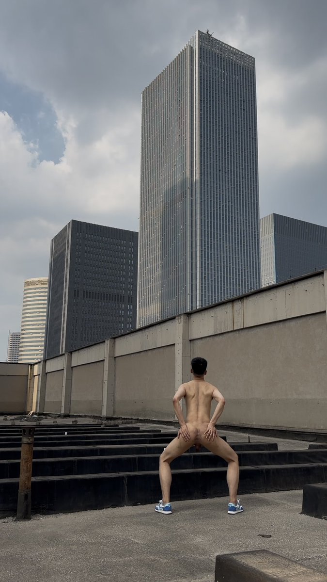 AchaiTj's tweet photo. 商务区天台发现骚狗 #天体 #野外露出 #暴露 #校园暴露 #gay #野裸 https://t.co/6ZQQsnXGgT