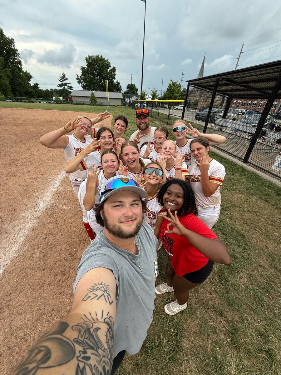 Congrats to 14u for bringing home a 1st place to finish the 2025 season!