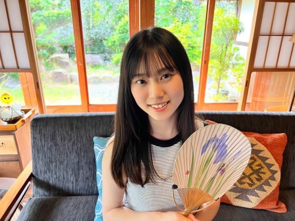 「…落ち着けるのは家だけやな」
ただでさえ厳しいと言われる京都の暑さ。
温暖化と密集する観光客の成せる業か
昼間に外出しようものなら
熱中症真っしぐらだ。
「ねぇ、しーが暑がってるんやから、うちわ扇いでや」
俺は執事か。とツッコミを入れ
古めかしいエアコンの冷気を送る真夏の日。
#写楽短