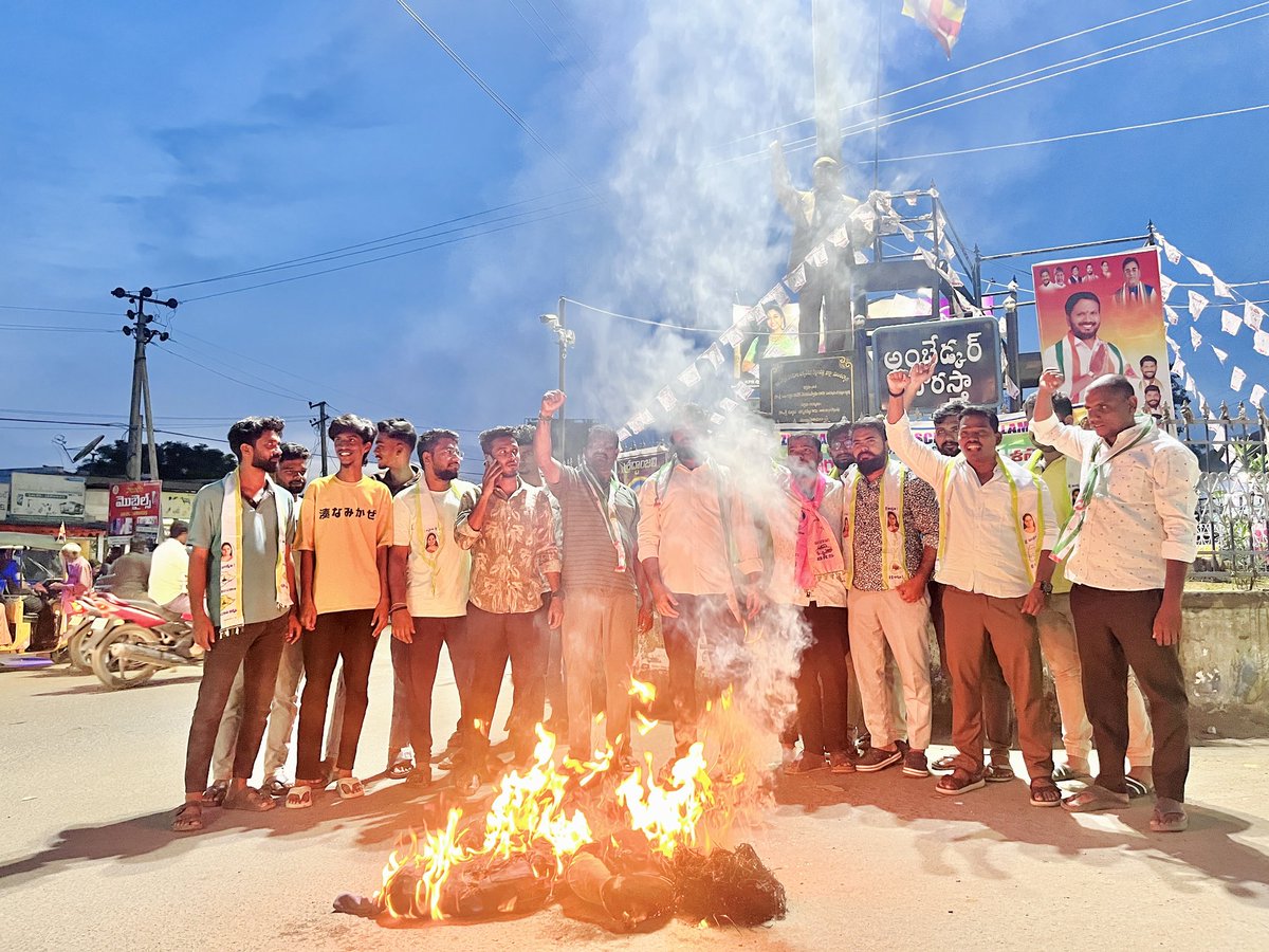 TJagruthi's tweet image. ఎమ్మెల్సీ కల్వకుంట్ల కవిత గారి పై చింతపండు నవీన్ అలియాస్ తీన్మార్ మల్లన్న చేసిన అనుచిత వ్యాఖ్యలను ఖండిస్తూ తీన్మార్ మల్లన్న దిష్టి బొమ్మను దహనం చేసిన బెల్లంపల్లి తెలంగాణ జాగృతి నాయకులు.