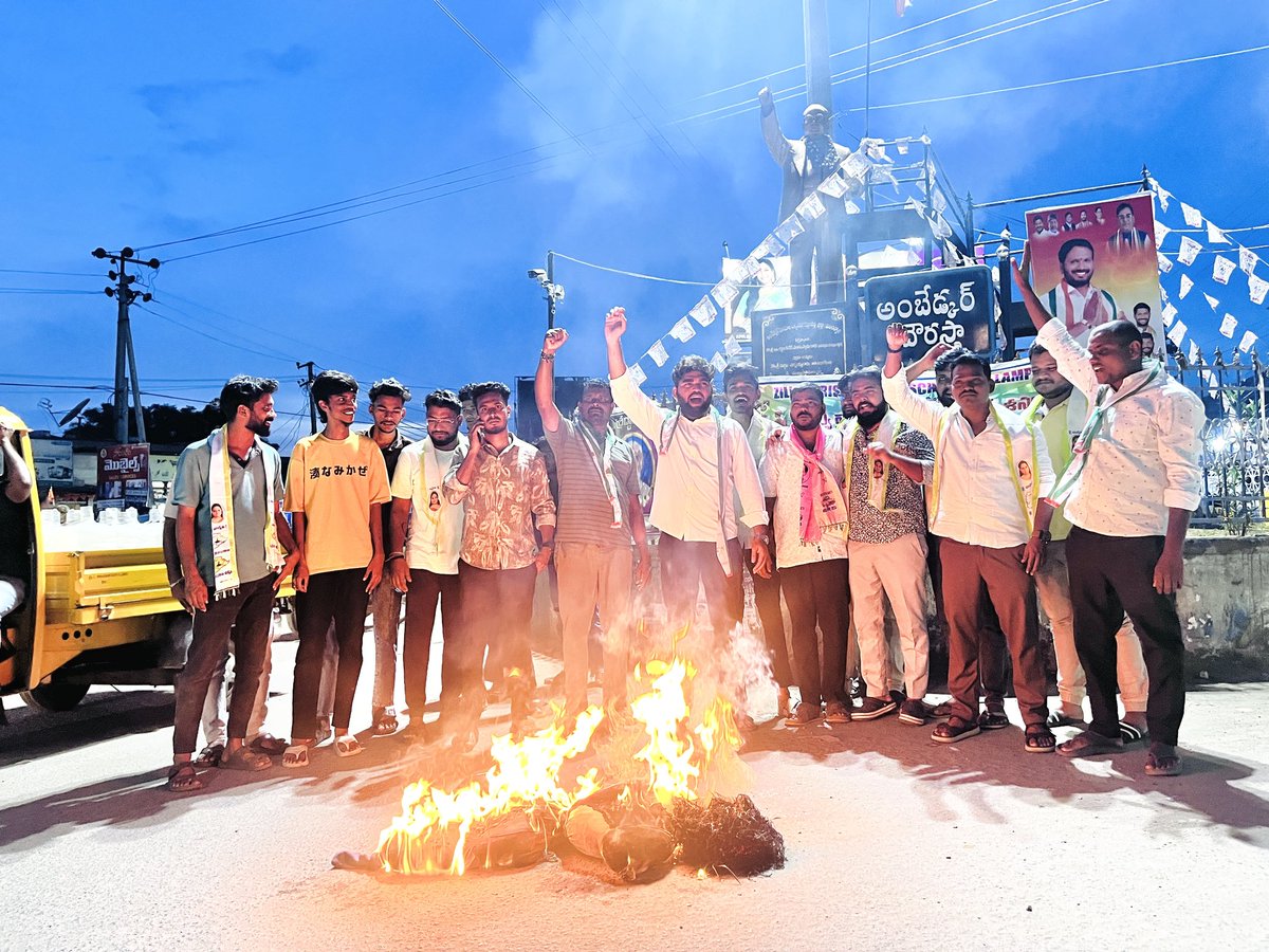 TJagruthi's tweet image. ఎమ్మెల్సీ కల్వకుంట్ల కవిత గారి పై చింతపండు నవీన్ అలియాస్ తీన్మార్ మల్లన్న చేసిన అనుచిత వ్యాఖ్యలను ఖండిస్తూ తీన్మార్ మల్లన్న దిష్టి బొమ్మను దహనం చేసిన బెల్లంపల్లి తెలంగాణ జాగృతి నాయకులు.