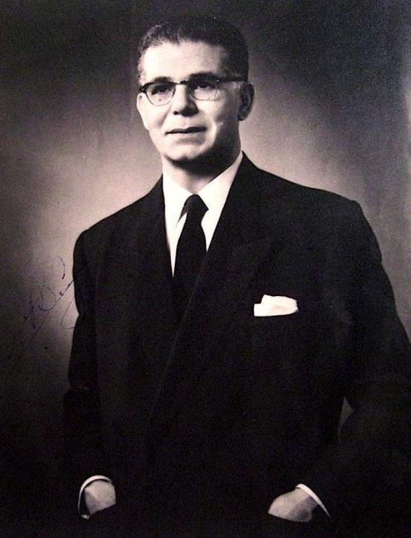 Siendo ya un anciano, decidió quién le sucedería en el poder en 1996. Más tarde, le quitó la alfombra al PLD, facilitando la llegada de Hipólito Mejía. Y, cuando ya agonizaba, se fue con la satisfacción de ver a los enemigos de la reelección convertidos en sus mayores defensores.