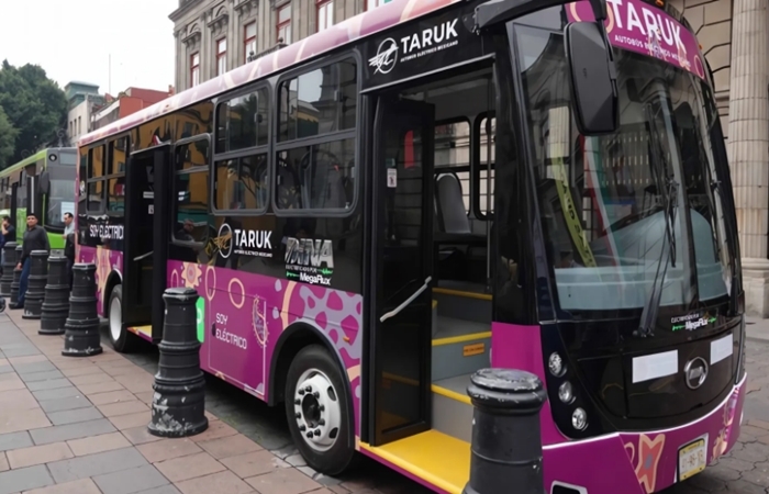 Pasajero7's tweet photo. 🚍⚡ #Aguascalientes se suma a la ruta eléctrica: #Taruk, autobús 100% eléctrico hecho en México por @DINAmx  y #Megaflux , recorrerá las calles de la ciudad. La unidad será sometida a pruebas para evaluar su viabilidad en el #TransportePúblico urbano y suburbano. https://t.co/6wdDBkXm2h