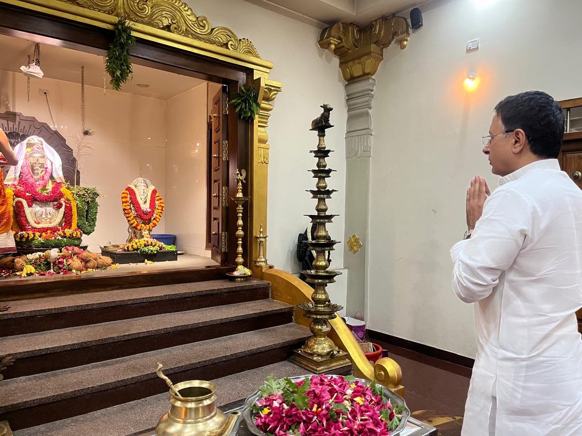 सावन माह में आज बाबा के द्वार पर आराधना का सौभाग्य बैंगलोर में प्राप्त हुआ ।

🕉️ नमो: शिवाय: !