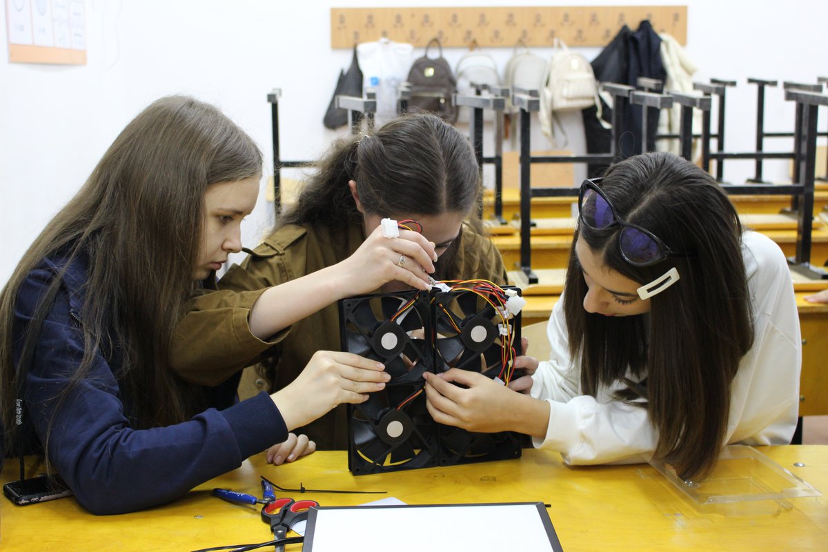 UNEP_Europe's tweet image. Clean air action starts in classrooms!🏫
In Bishkek, 65 pupils have become young air quality champions. 🏆
With support from @UNEP, the MoveGreen NGO trained them to monitor pollution, understand its health impacts, and build their own DIY air purifiers using simple tools.