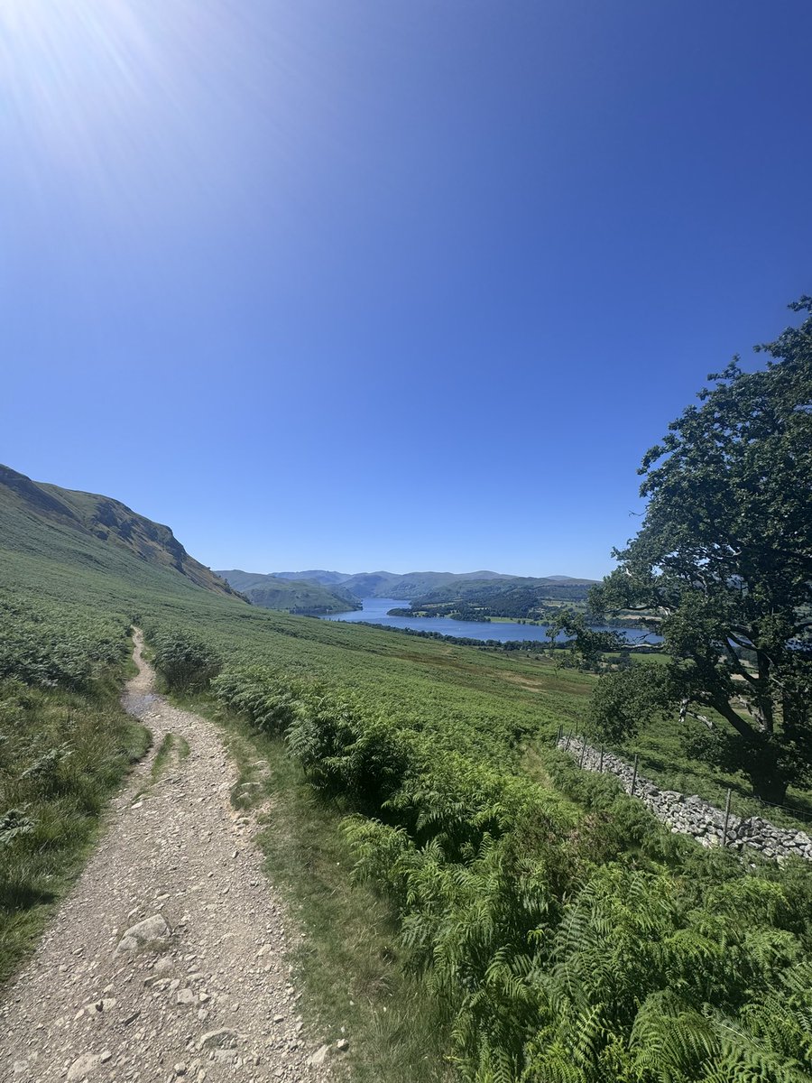 AmyItv's tweet image. What a scorching weekend! ☀️ I spent some of it in the Lakes - look at those blue skies 😍
Hope you had a good one. See you at 6 👋🏼