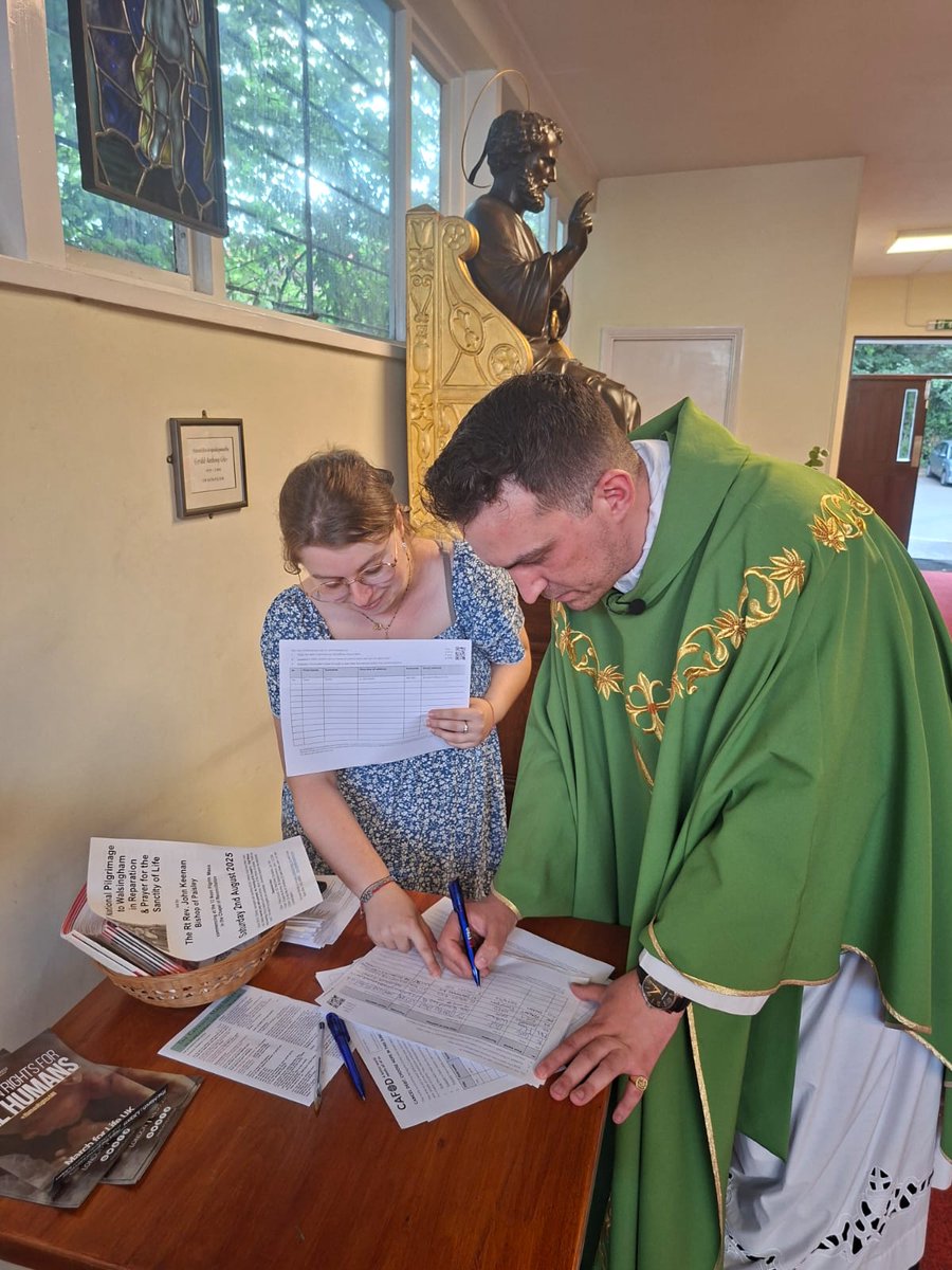 Great support in the @RCNorthamptonfor "Cancel the Debt" campaign calling on world leaders to cancel unjust debt. Our Lady's Luton was the latest one to sign the petition.  Thanks to <a href="/CAFOD/">CAFOD</a> group for organising it and to the parish for their support! 🙌

action.cafod.org.uk/page/161357/pe…