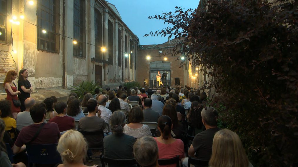 Canal Terrassa (@canalterrassa) on Twitter photo 📚 | Èxit de públic en la novena edició de La Nit de Contes que ha tingut lloc a l'<a href="/ateneuCandela/">Ateneu Candela</a> de #Terrassa
La vetllada ha volgut reivindicar el conte com a gènere breu però potent
▶️terrassadigital.cat/la-nit-de-cont… 📚 | Èxit de públic en la novena edició de La Nit de Contes que ha tingut lloc a l'<a href="/ateneuCandela/">Ateneu Candela</a> de #Terrassa
La vetllada ha volgut reivindicar el conte com a gènere breu però potent
▶️terrassadigital.cat/la-nit-de-cont…