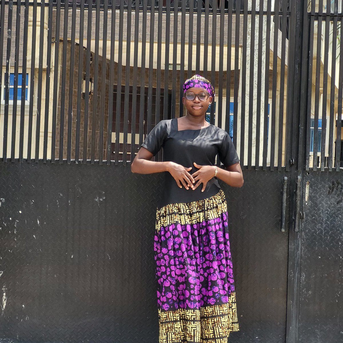 Outfit check. ✅ 
Happy New Week, fam. Wishing you all a productive and amazing week ahead.💼👍 

Dress and bag: <a href="/OSFcreationz/">Formidable _Feranmi</a> 
Fabric: <a href="/JPatterns_store/">JPatterns Stores</a> 

#osfcreationz