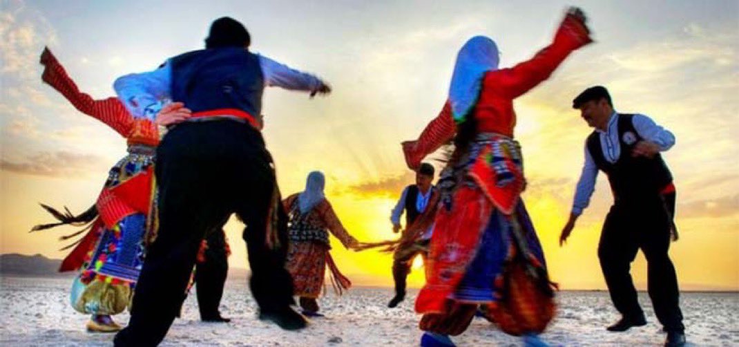 İnkarcı değiliz biz Hakikatçiyiz
Doğudan Batıya Kürt de biziz Türk de 
Arap da biziz, Ermeni de biziz
 İnsan var deriz Kimlikler gelip geçer Alevi yolu özde yürür Ne ırka bağlıdır ne dile ne de devlete O yüzden biz de insan var deriz biz insana can deriz aşk ile