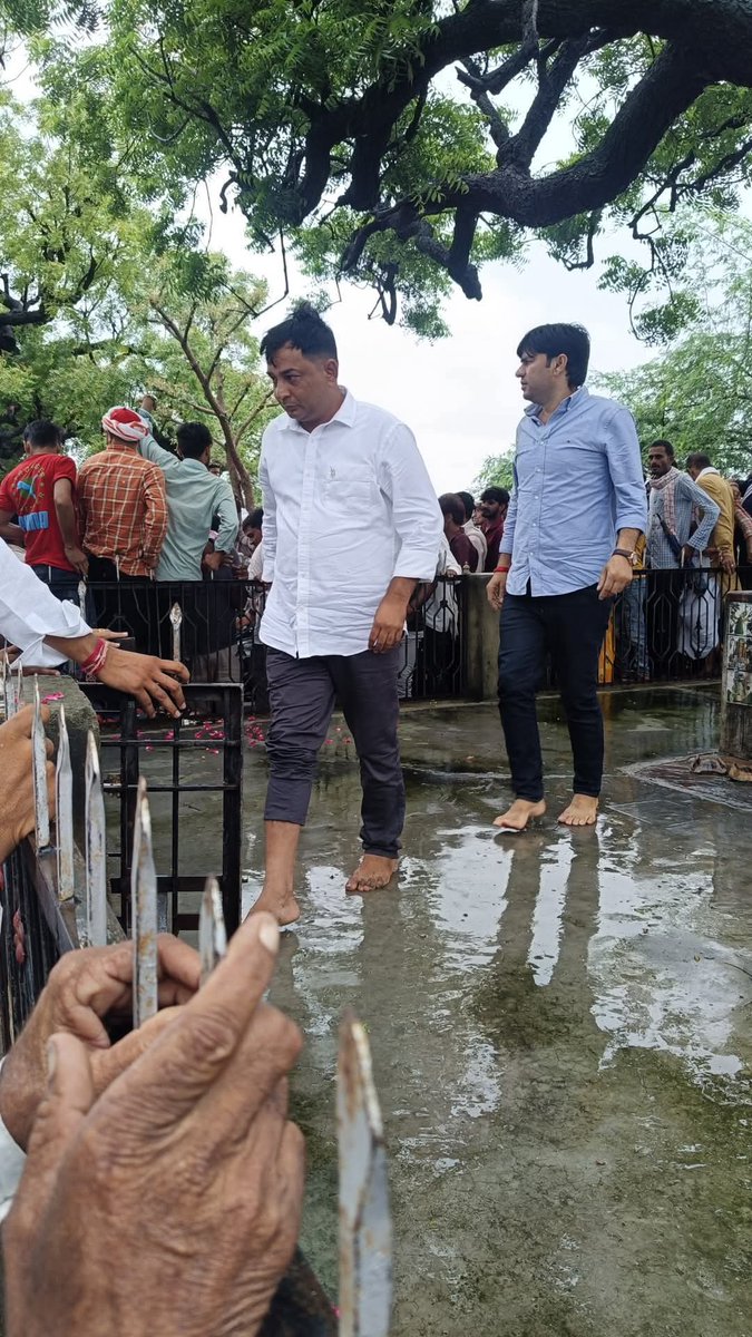 आप मुझे जंजीरों में जकड़ सकते हैं, आप मुझे यातना दे सकते हैं, आप इस शरीर को नष्ट भी कर सकते हैं — लेकिन आप मेरे विचारों को कैद नहीं कर सकते":– महात्मा गांधी