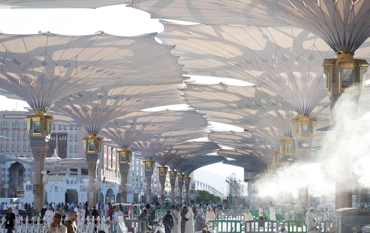 Mescid-i Nebevî’deki gölgelikler, yüksek kaliteli yapılarıyla güneşten ve hava şartlarından koruma sağlayarak ziyaretçilerin rahatını artırıyor.

#الاذاعات_الدولية_السعودية
#suudiarabistan
#SaudiArabia