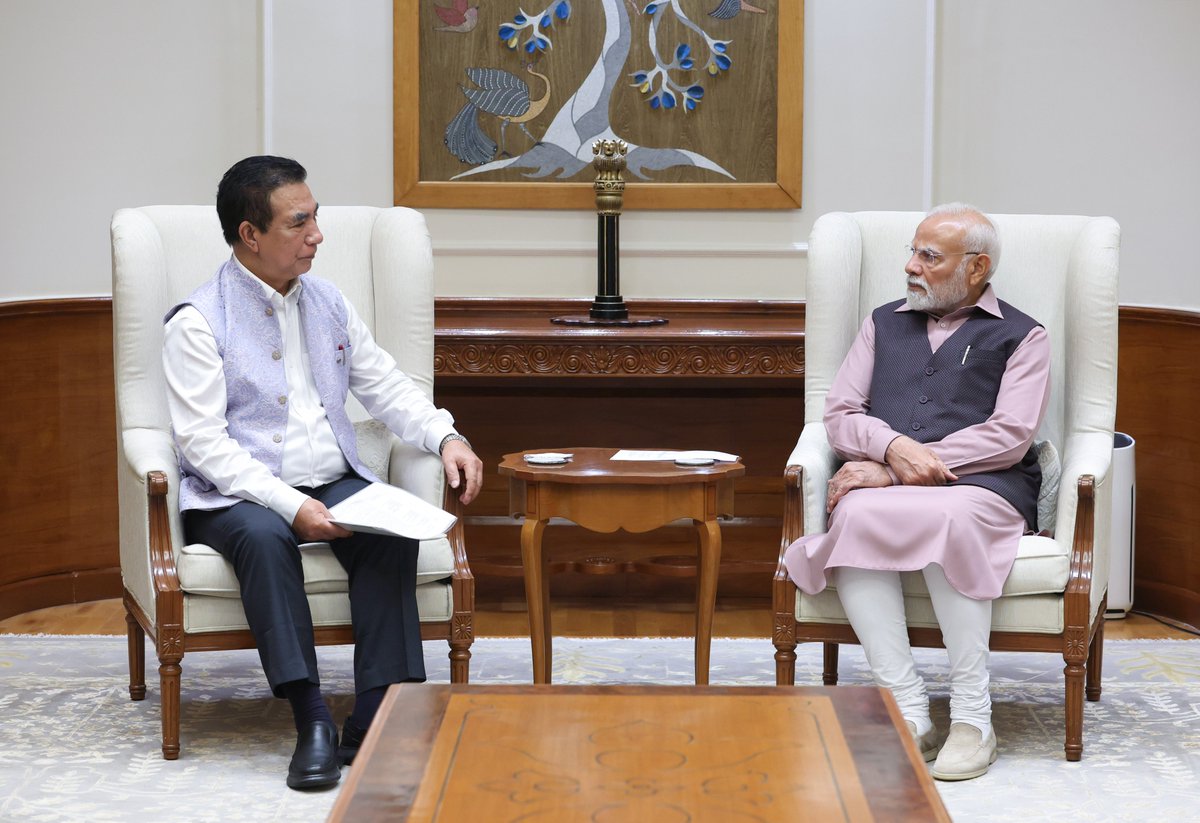 CM of Mizoram, Shri <a href="/Lal_Duhoma/">Lalduhoma</a>, met Prime Minister <a href="/narendramodi/">Narendra Modi</a>.

<a href="/CMOMizoram/">CM Office Mizoram</a>
