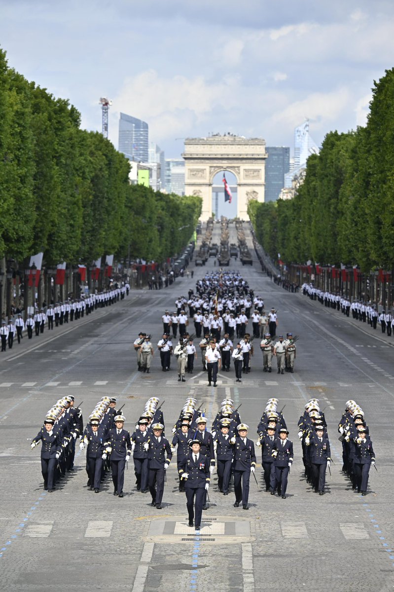 SebLecornu's tweet image. Ils sont ceux qui équipent, construisent, ravitaillent et soignent.
Les Directions et Services Interarmées rendent possible l'engagement de nos forces.
Souvent exercées dans l'ombre, sur le territoire national comme en opérations, leurs missions sont vitales pour garantir le…
