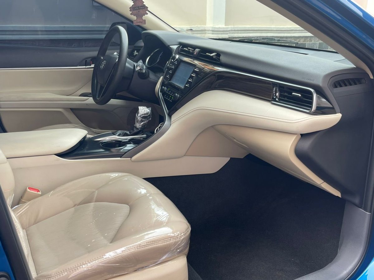 Rohman667's tweet photo. @Kinglamarr___ 🇺🇸 🐆 🇺🇸 This is fully loaded Toyota Camry , 2021 model , direct foreign used 🥶🥶 , xle edition with thumb start drive , leather interior , power trunk , navigation 🧭 system, accident free and pure first body . Location is my office , going for 34M✌️✌️ https://t.co/FYfHNf4n3G