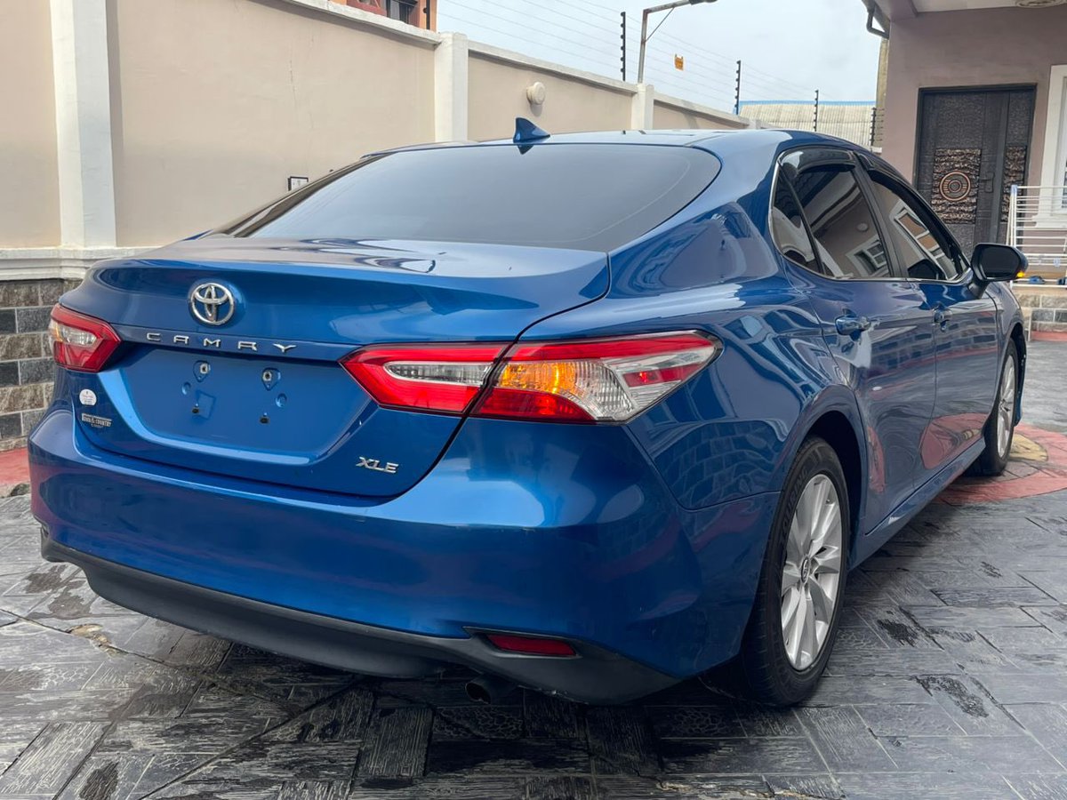 Rohman667's tweet photo. @Kinglamarr___ 🇺🇸 🐆 🇺🇸 This is fully loaded Toyota Camry , 2021 model , direct foreign used 🥶🥶 , xle edition with thumb start drive , leather interior , power trunk , navigation 🧭 system, accident free and pure first body . Location is my office , going for 34M✌️✌️ https://t.co/FYfHNf4n3G
