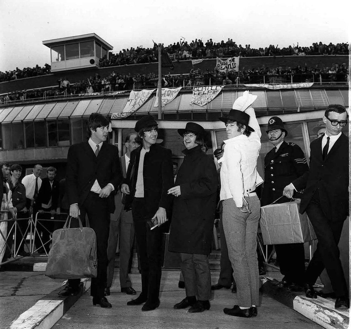 penguinlibros's tweet image. 🎸 Madrid, 1965.
Los Beatles pisan suelo español entre histeria, censura y pasodobles.
La España de Franco no estaba preparada para Twist and shout… pero sucedió.
60 años después, lo recordamos en @revistalengua y en «¿Qué me estás cantando?» (Debate).
bit.ly/40l1ha7