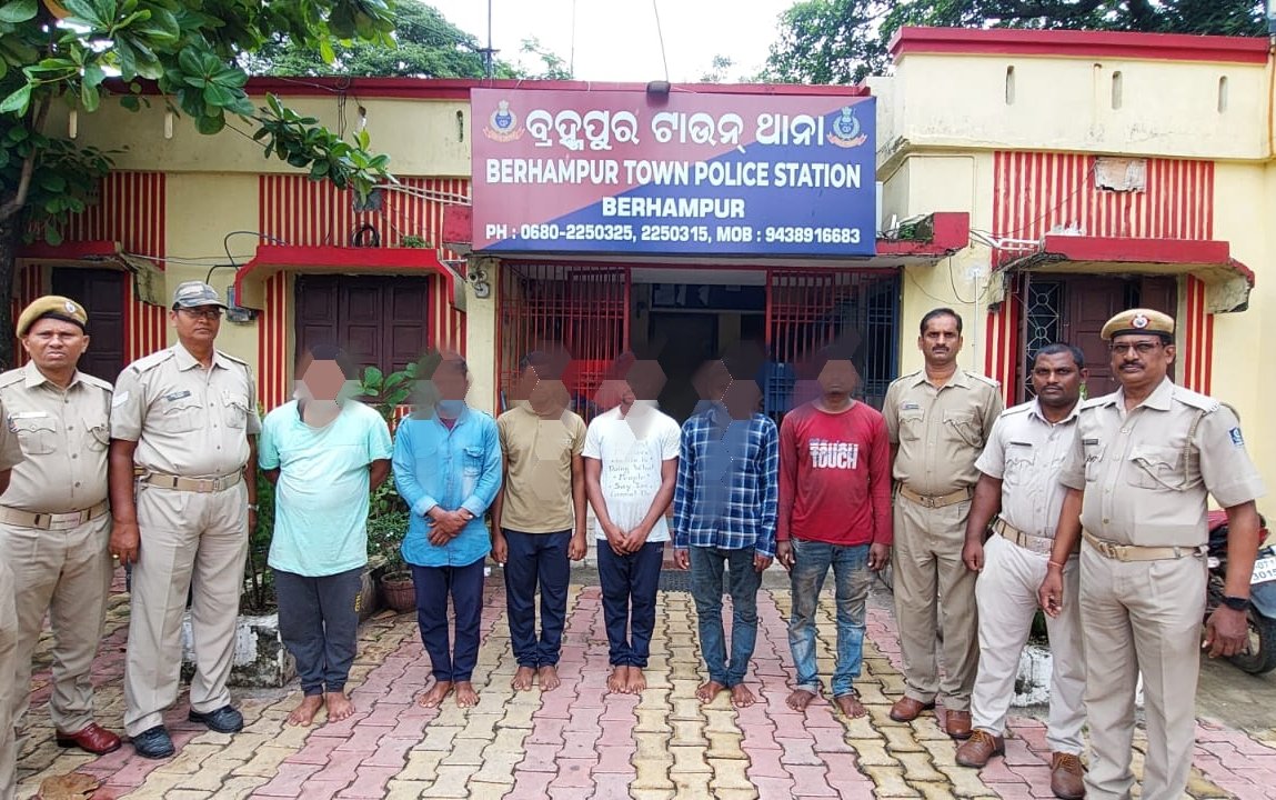 #Berhampur Town Police cracks inter-district #BikeTheft gang. 6 #arrested, 10 bikes seized. Gang operated outside of Berhampur, selling #stolen bikes at low prices. #Investigation ongoing to nab more gang members 

#BerhampurPolice 
#SuccessStories
#NewCriminalLaws