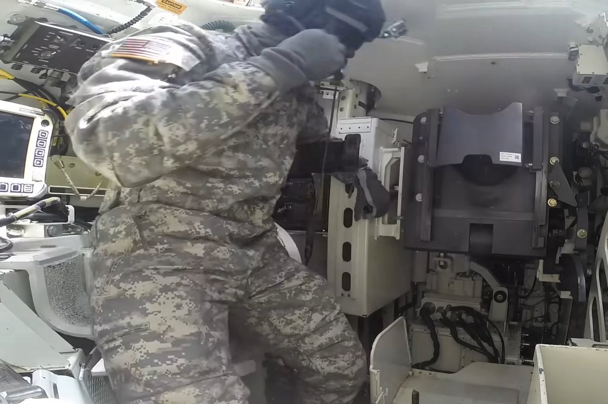 ronkainen7k15's tweet image. AN/VRC-89G radio set with RT-1523G (ASIP) transceivers in the M1A2 SEPv3 Abrams turret