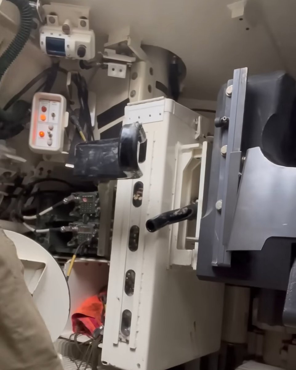 ronkainen7k15's tweet image. AN/VRC-89G radio set with RT-1523G (ASIP) transceivers in the M1A2 SEPv3 Abrams turret