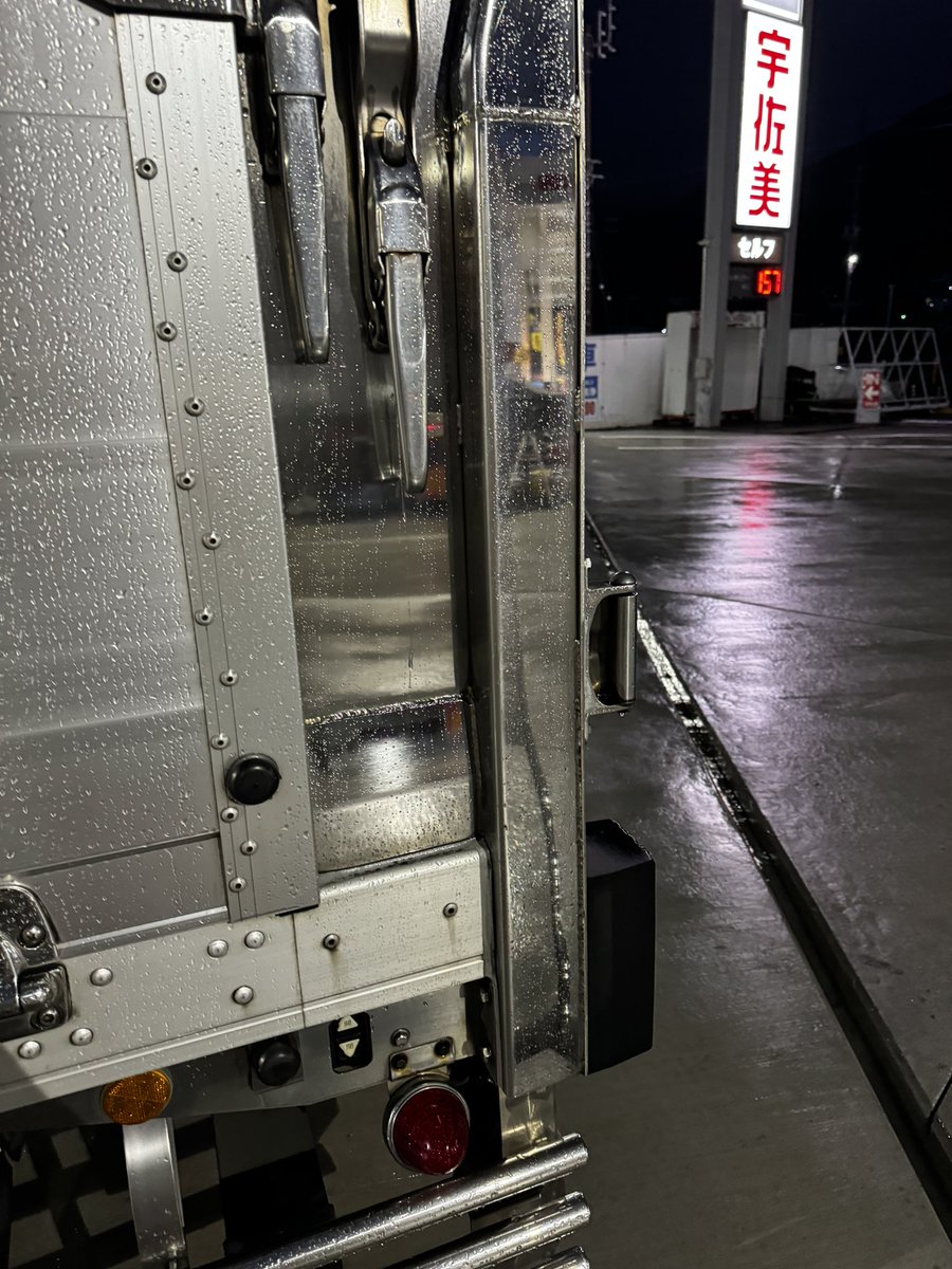 MAYUGON8008's tweet photo. 化粧板とキャッチのとこ磨いた😁

普段せんとこ磨いたら雨降るよね🥵 https://t.co/ihB9Glgp7R