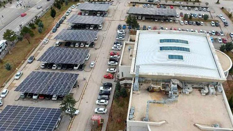 Van'daki hastanelerde güneş enerjisi ile milyonlarca lira tasarruf edilebilir.

Çatı veya otoparka kurulacak olan GES ile hastanenin kendi ihtiyaçlarına daha büyük bir kaynak ayrılabilir.

Van güneş alma süresi bakımından çok uygun bir şehir. Bu sistem birçok şehirde uygulanıyor.
