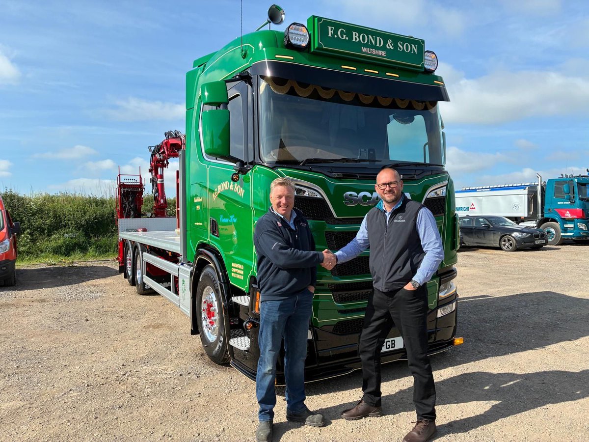 ScaniaUK's tweet image. Our New Truck Account Manager, Chris, recently had the pleasure of handing over this Scania 460 R 6x2 to F G Bond.
The attention to detail and finish on this truck is next level, and we’re proud to have played a part in bringing it to life.
#Scania460R