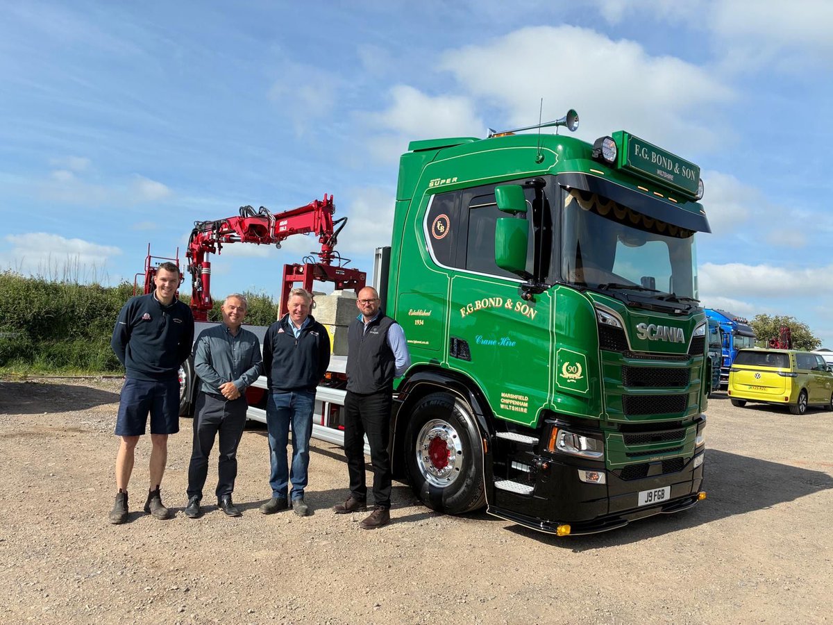 ScaniaUK's tweet image. Our New Truck Account Manager, Chris, recently had the pleasure of handing over this Scania 460 R 6x2 to F G Bond.
The attention to detail and finish on this truck is next level, and we’re proud to have played a part in bringing it to life.
#Scania460R