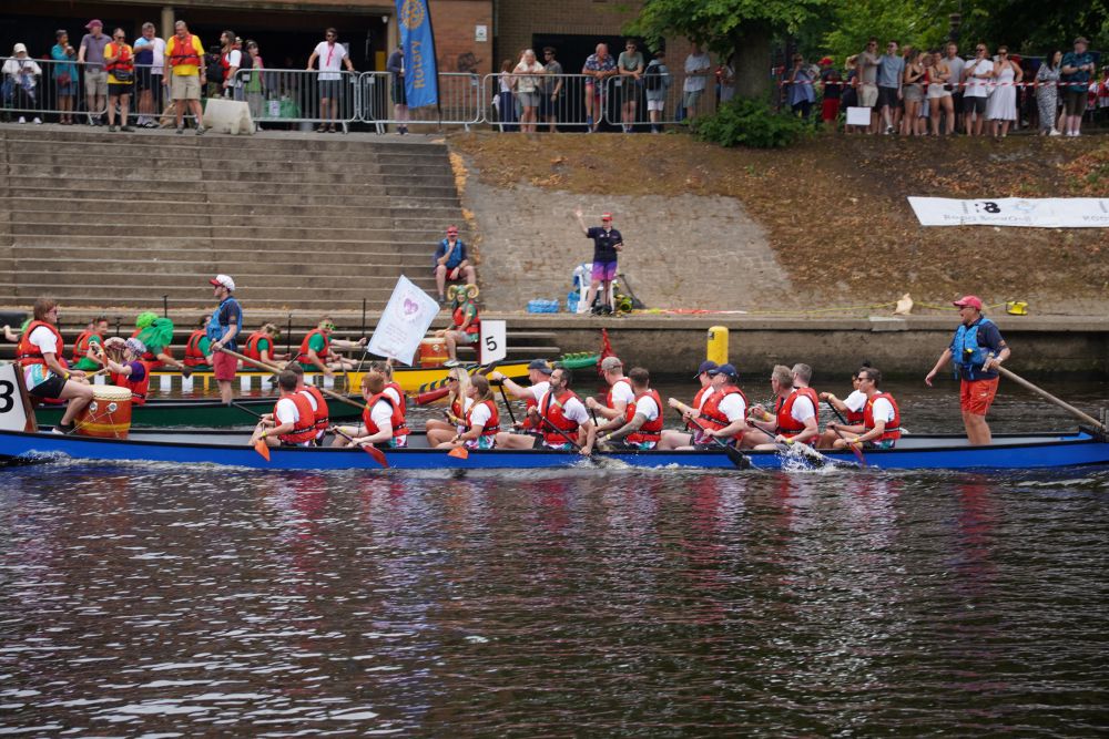 FamilyFund's tweet image. An enormous thank you to team NatWest/The Loan Rangers for their amazing fundraising effort at yesterday's Dragon Boat race!
With glorious sunshine and a fantastic crowd, we couldn't have asked for a better race day. ☀️🚣