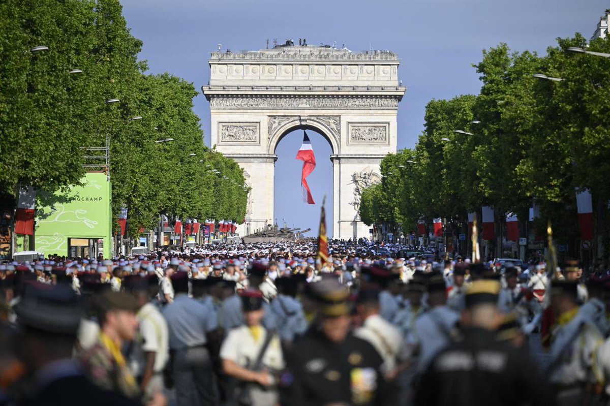 Elisabeth_Borne's tweet image. Belle fête nationale à toutes et à tous ! 🇫🇷
En ce #14Juillet, la France célèbre son histoire et ses valeurs de liberté, d’égalité et de fraternité.
Nous rendons hommage à celles et ceux qui servent la Nation avec courage et dévouement pour nous protéger.
Dans un monde marqué…