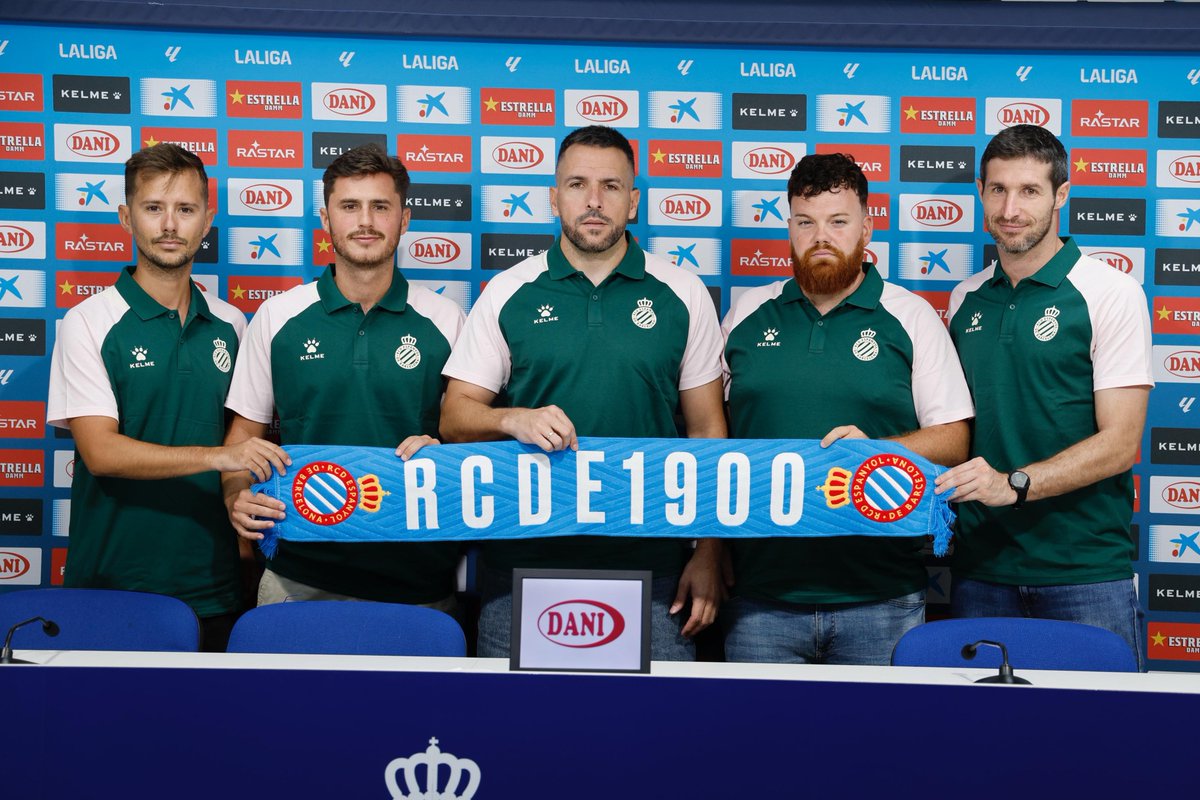Aquest és el cos tècnic de l'Espanyol B per aquesta temporada:

1⃣ Raúl Jardiel, entrenador
2⃣ Pablo Roldán, segon entrenador
💪 Borja Esteve, preparador físic
🧤 Sergi Pujol, entrenador de porters
💻 Gerard Schell, analista

#RCDE #La21