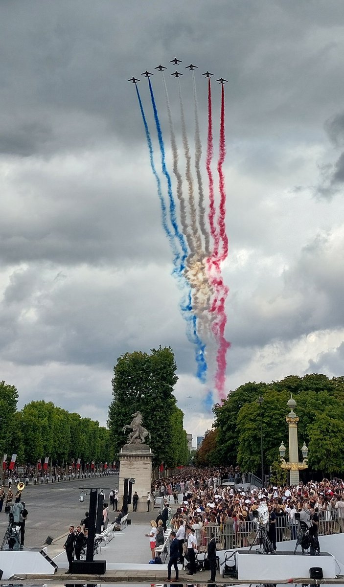 Je souhaite à tous les Français une merveilleuse fête nationale aujourd'hui. Vive la république, vive l'amitié franco-tchèque.