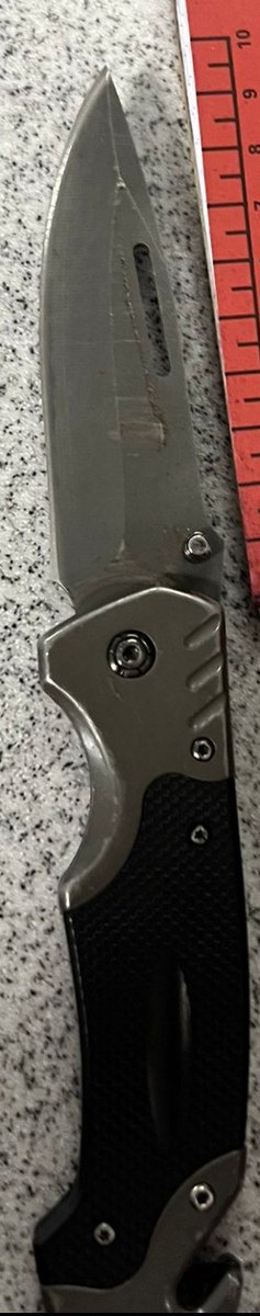 MPSGreenwich's tweet image. 🚨 #Woolwich | IET officers detained 2 males after reports of drug dealing & a knife. One had a locking knife & was arrested. A burner phone was later found in his underwear. He’s been remanded for Crown Court. Bonus: PC Mwangangi arrested a wanted male at front office!
