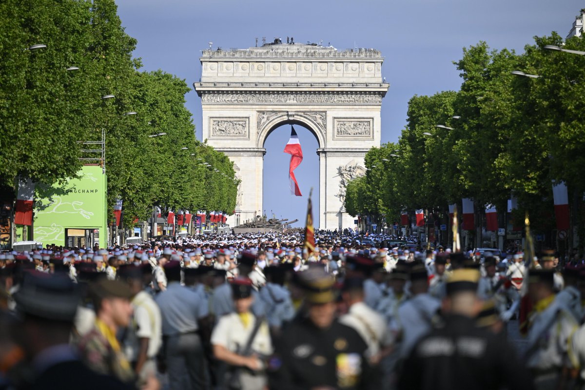 CEMAT_FR's tweet image. Félicitations aux soldats qui ont représenté l'@armeedeterre ce matin sur les Champs-Élysées.
Fier de cette image de puissance, de modernité et de rigueur dont vous avez témoigné devant la Nation.