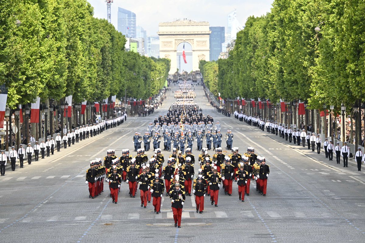 CEMAT_FR's tweet image. Félicitations aux soldats qui ont représenté l'@armeedeterre ce matin sur les Champs-Élysées.
Fier de cette image de puissance, de modernité et de rigueur dont vous avez témoigné devant la Nation.