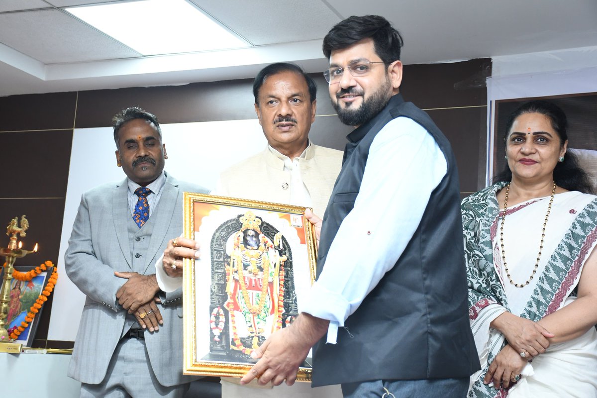 dr_maheshsharma's tweet image. आज ग्रेटर नोएडा स्थित पाथफाइंडर रिसर्च एंड ट्रेनिंग फाउंडेशन के मुख्य सभागार में राष्ट्रीय स्वयंसेवक संघ के चतुर्थ सरसंघचालक प्रो. राजेंद्र सिंह &apos;रज्जू भैया&apos; जी की पुण्यतिथि के अवसर पर आयोजित बौद्धिक संगोष्ठी एवं पुस्तक विमोचन कार्यक्रम में सम्मिलित हुआ तथा वहां उपस्थित गणमान्य…