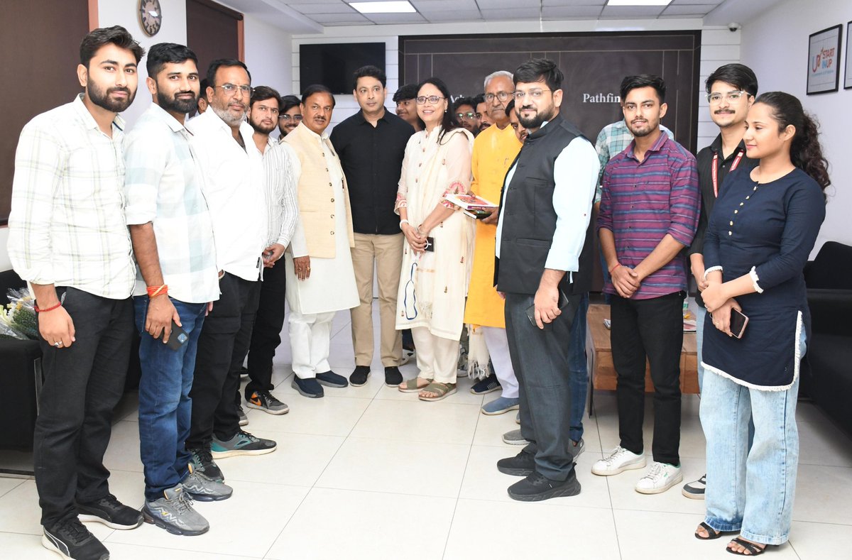 dr_maheshsharma's tweet image. आज ग्रेटर नोएडा स्थित पाथफाइंडर रिसर्च एंड ट्रेनिंग फाउंडेशन के मुख्य सभागार में राष्ट्रीय स्वयंसेवक संघ के चतुर्थ सरसंघचालक प्रो. राजेंद्र सिंह &apos;रज्जू भैया&apos; जी की पुण्यतिथि के अवसर पर आयोजित बौद्धिक संगोष्ठी एवं पुस्तक विमोचन कार्यक्रम में सम्मिलित हुआ तथा वहां उपस्थित गणमान्य…