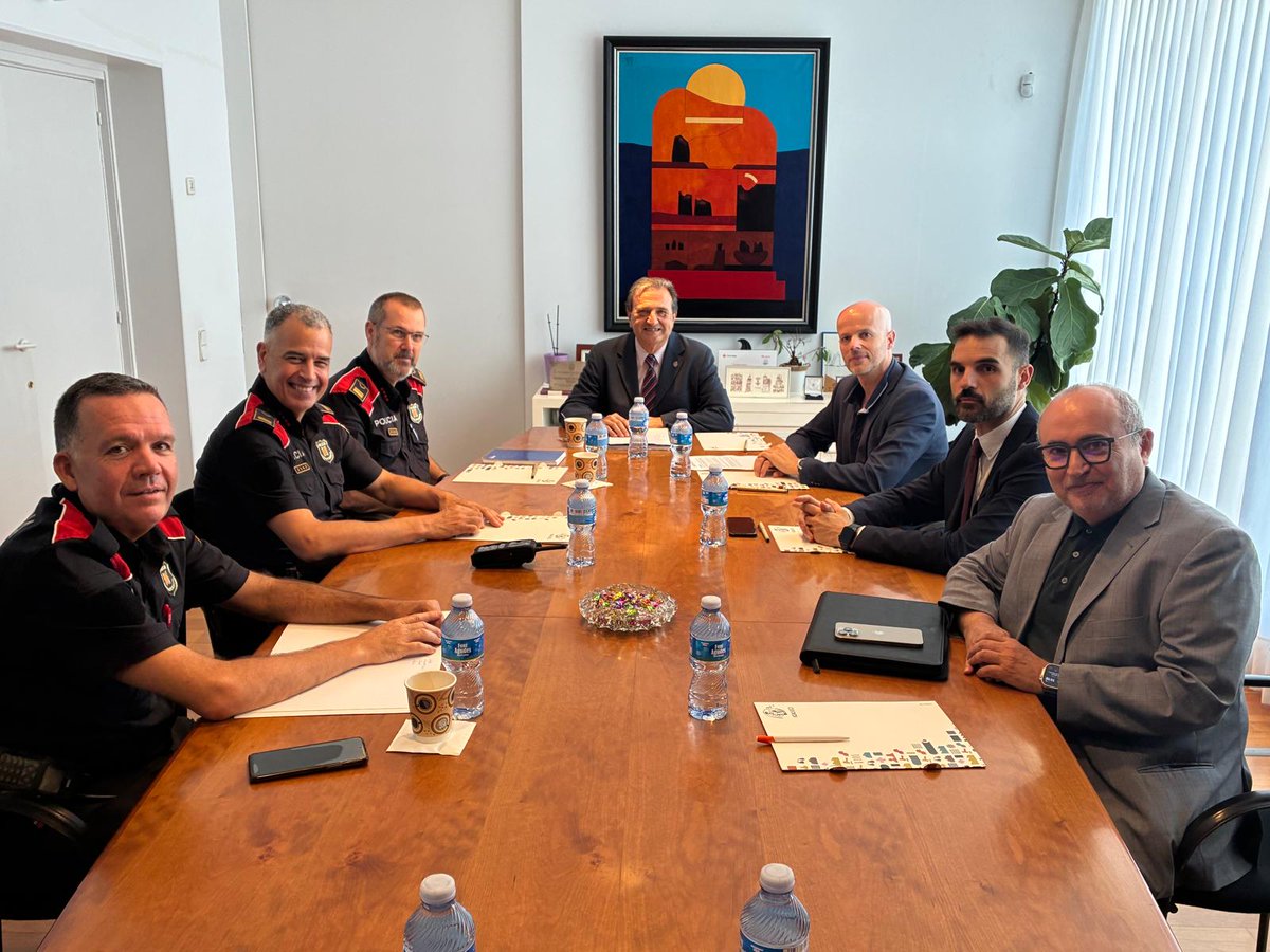 Avui, reunió a l'<a href="/icasbd/">Advocacia Sabadell</a> amb els responsables de les APB de <a href="/mossos/">Mossos</a> de Sabadell i Cerdanyola del Vallès, Enric Cervelló, César Galván i Marcel Pazos, per tractar sobre els darrers canvis i incidències als serveis de guàrdia.