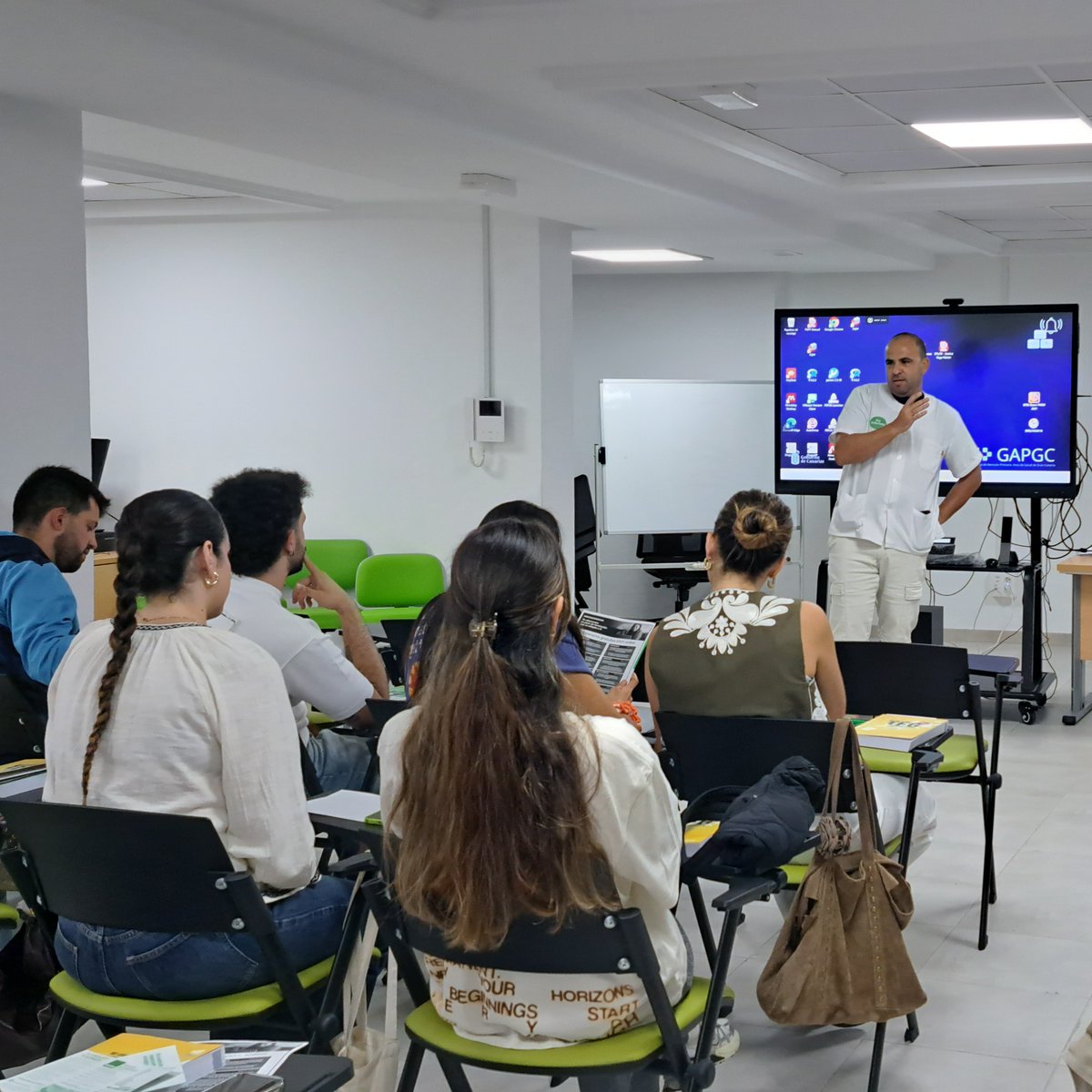 SATSE_Canarias's tweet photo. Visitamos la Unidad Formativa EIR Comunitaria de Gran Canaria 🏥💉🩺
Nos reunimos con los R1 y R2, resolviendo sus dudas y compartiendo publicaciones de @Fuden para su formación y crecimiento profesional 📚💪
#Satse #EIR #Fuden #enfermeraespecialista #enfermeriacomunitaria https://t.co/4WD30i0Wpc