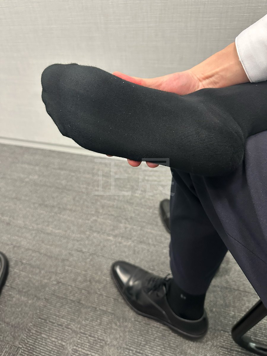 来会议室跪着闻舔闷了一天的臭黑袜