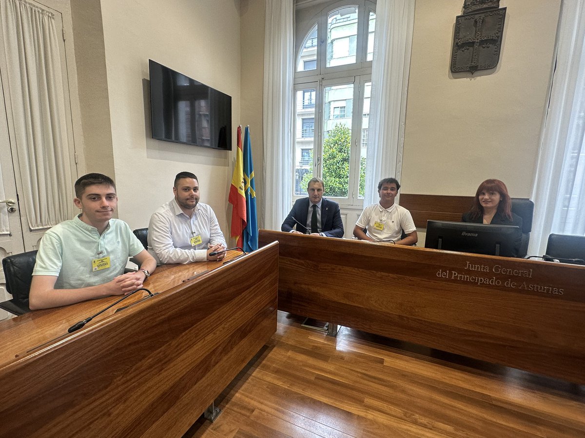 📸Hugo Rodríguez, Llara González, Joel Pasarin y Adán Pérez, de <a href="/FOROAsturias/">FORO Asturias</a> Joven, han asistido hoy al #Pleno de la <a href="/JuntaAsturias/">Junta General del Principado de Asturias</a> y, al término, se han reunido con nuestro portavoz, <a href="/AdrianPumares/">Adrián Pumares</a>, para conocer de primera mano el trabajo parlamentario e intercambiar