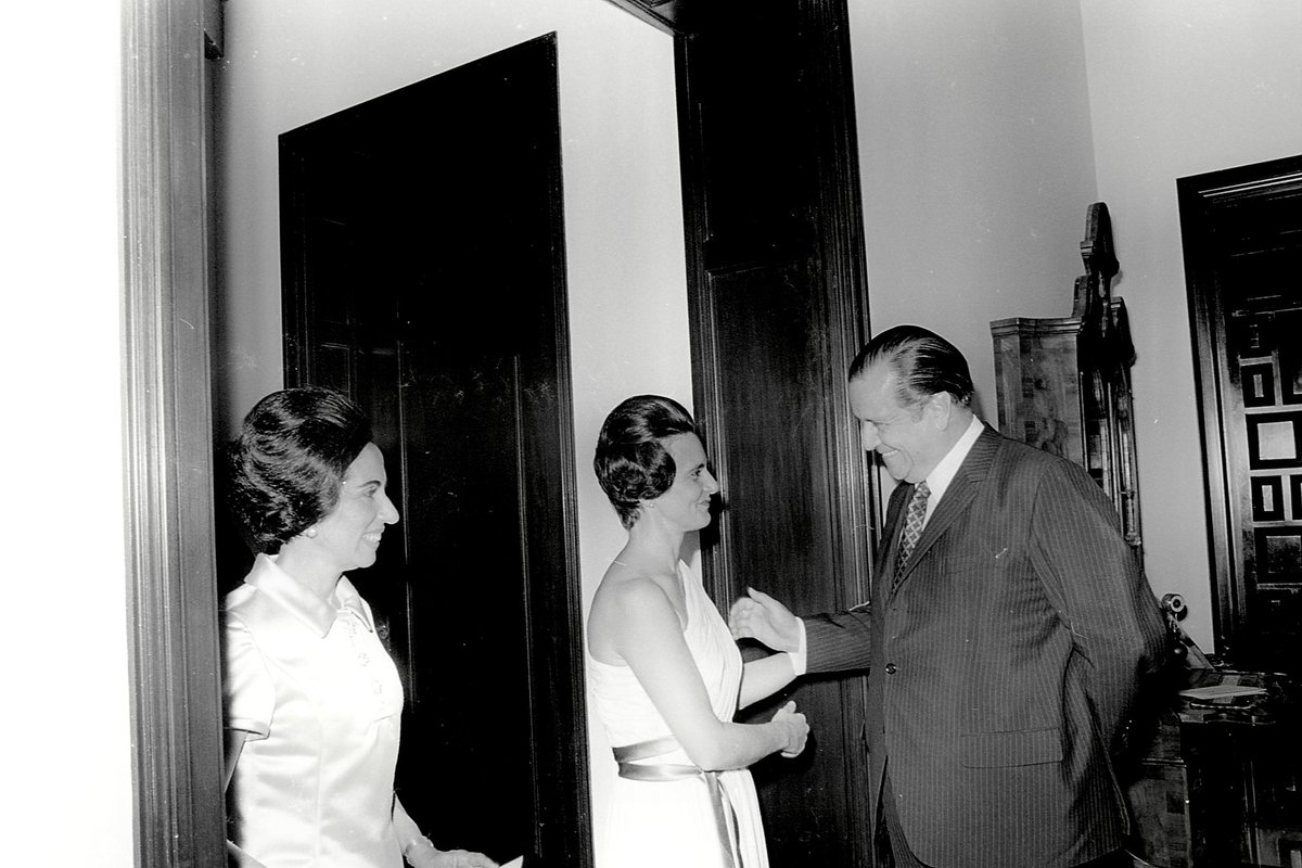 #AliciaPietri de Caldera solía organizar conciertos para grupos pequeños en la residencia presidencial #LaCasona, en el patio de los comedores, aprovechando el clima caraqueño. 

En abril de 1970 fue el turbo del Collegium Musicum de Caracas, dirigido por Gonzalo Castellanos