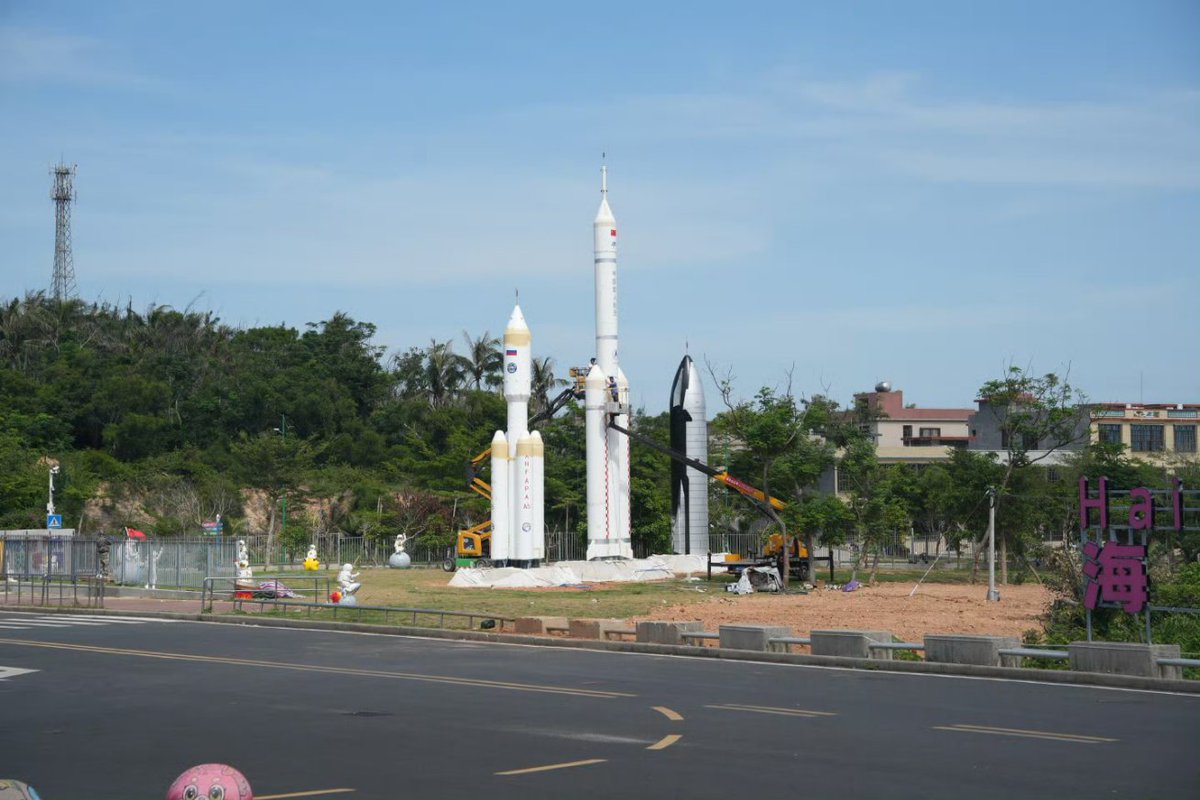 Skyfeather16's tweet image. 海南文昌的主题雕塑，包括🇷🇺安加拉A5，长征十号，SpaceX星舰，图源：航天爱好者網
