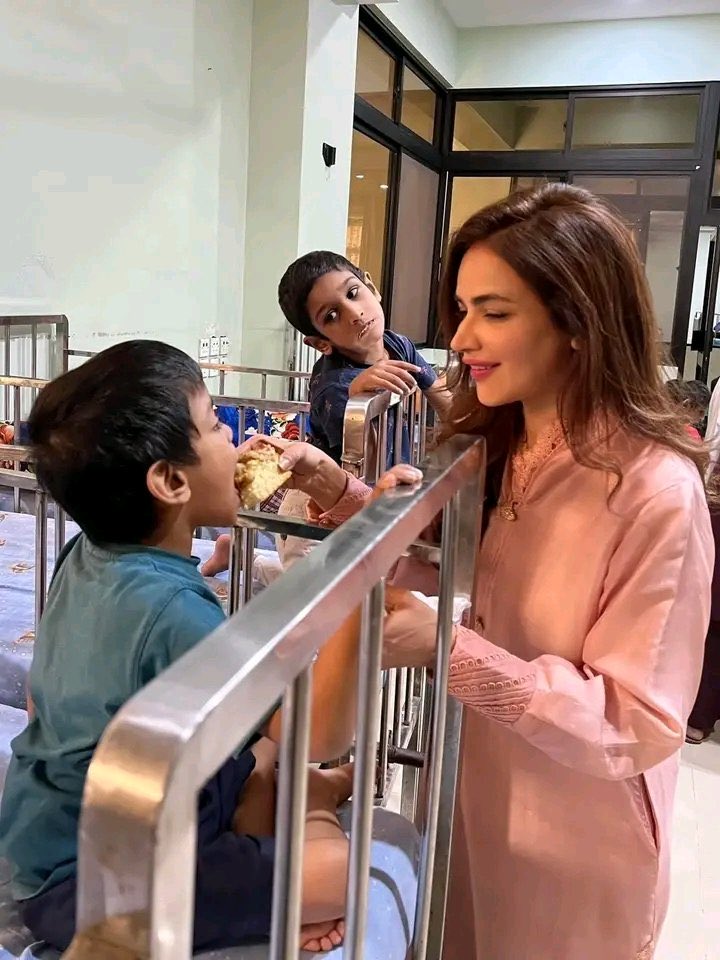 وہ کب کی بھوکی تھی۔ کتنی بیمار تھی۔ کب چلی گئی دنیا سے۔ 
یہ کسی کو نہیں پتہ۔ 

لیکن وہ کتنی بدکردار تھی۔ کب کہاں اور کس سے ملتی تھی یہ سب کو پتہ ہے۔